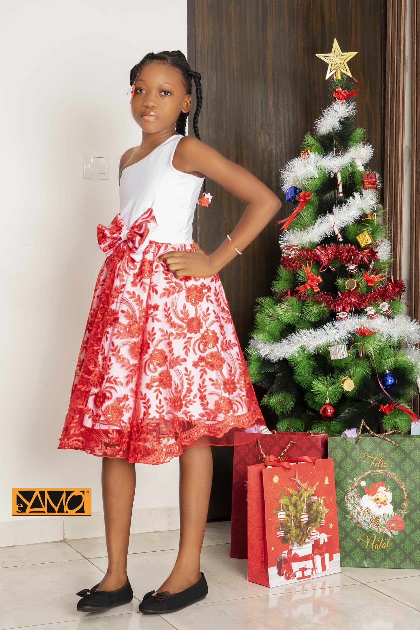 Robe blanche enfant & Dentelle rouge