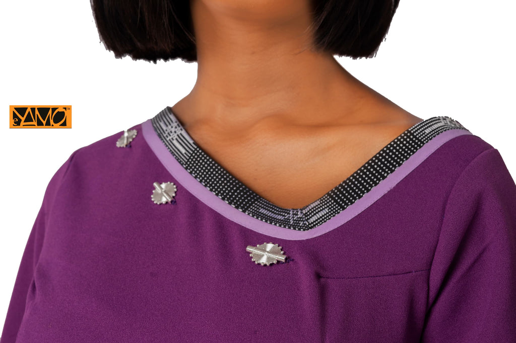 Robe violet avec un volant assortie de poids Baoulé